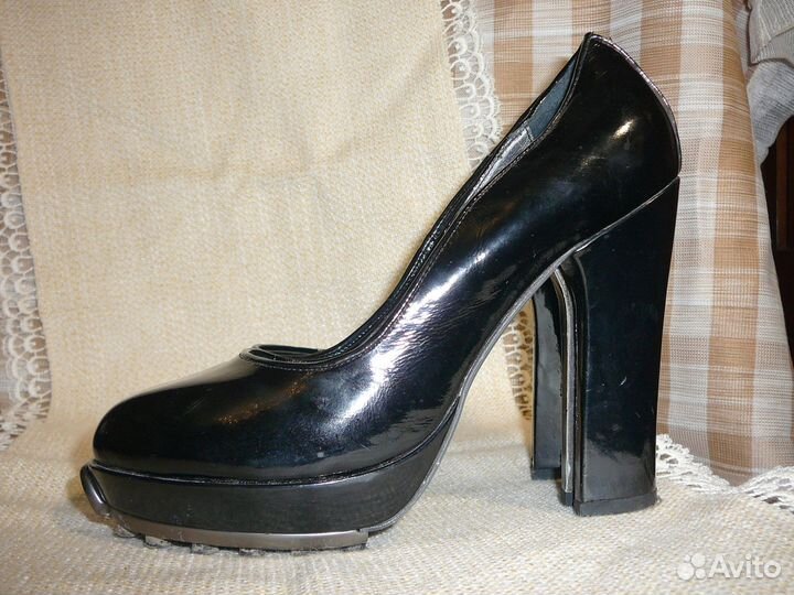 Туфли из натуральной лаковой кожи в стиле fendi