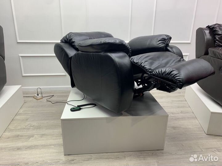 Кресло реклайнер черное с подиумом