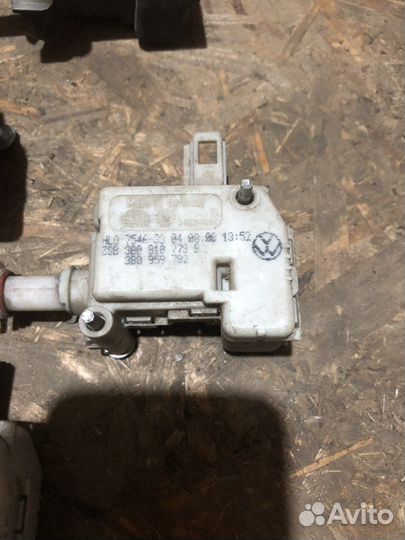 Активатор лючка бензобака замка шкода фольксваген
