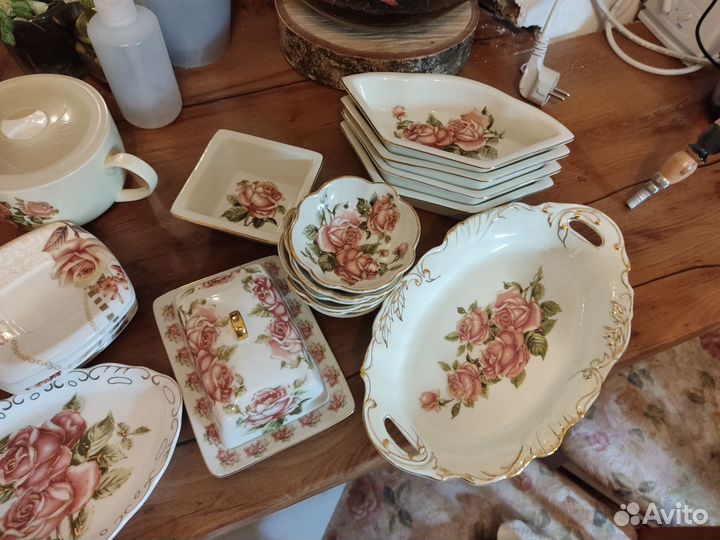 Набор столовой посуды с розами