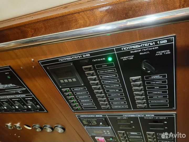 Моторная адмиральская яхта