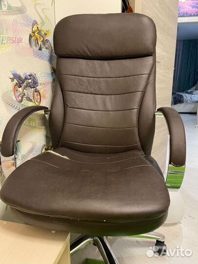 Офисное кожаное кресло