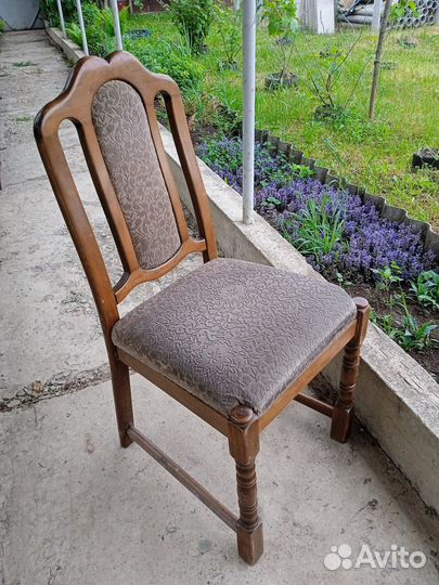 Стул из массива дерева с мягкими вставками