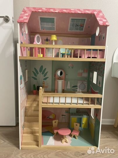 Кукольный домик с мебелью