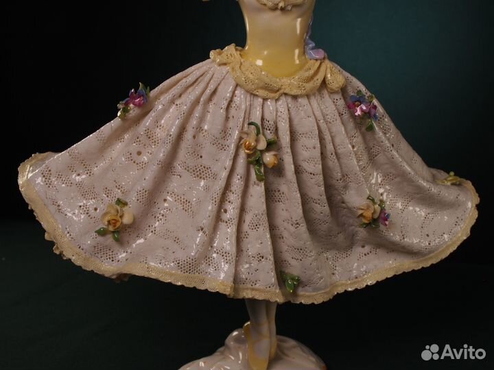 Кружевная фарфоровая статуэтка 