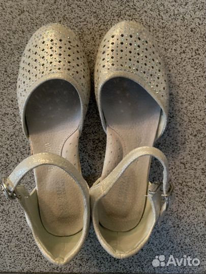 Босоножки для девочки 33