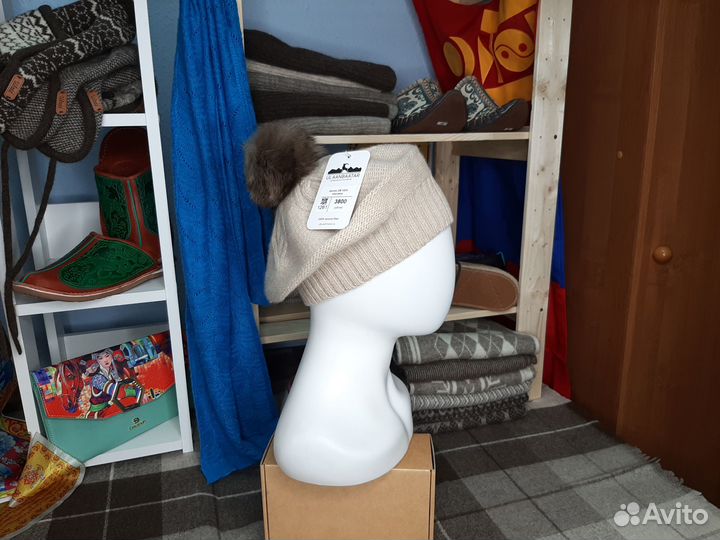 Берет вязаный молочного цвета с помпоном. Кашемир