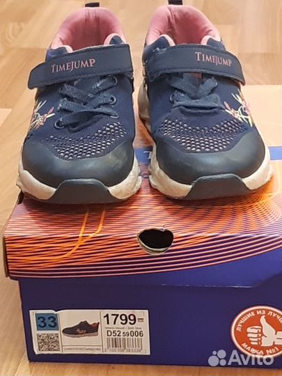 Продам кроссовки для девочки 33 размера