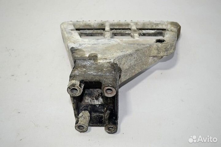 Кронштейн нижней подножки, правый DAF XF105 (01.05