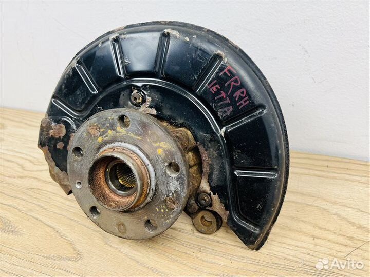 Кулак поворотный передний правый Volkswagen Jetta