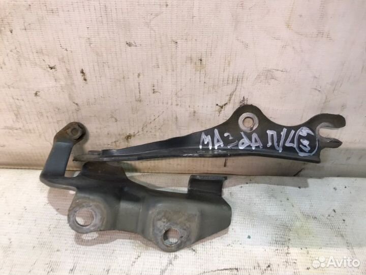 Петля капота передняя левая Mazda 3 седан BK Z6