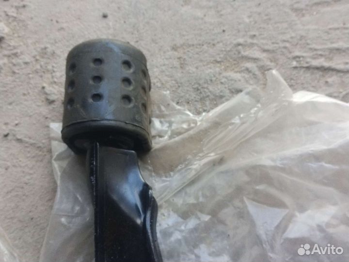 Ниссан Санни,левый передний рычаг в сборе новый