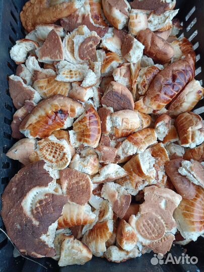 Сухой хлеб на корм животным в мешках