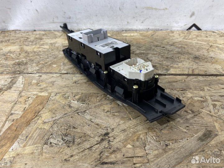 Кнопка стеклоподъемника передняя правая Hyundai