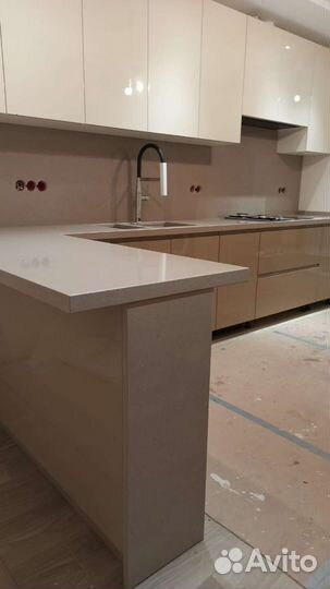 Столешница из кварцевого камня