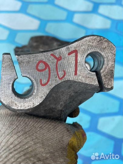 Кулак поворотный передний левый 8K0407253AB