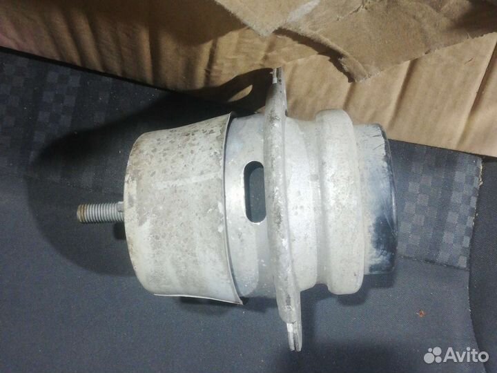 Подушка крепления двигателя Фольксваген Туарег