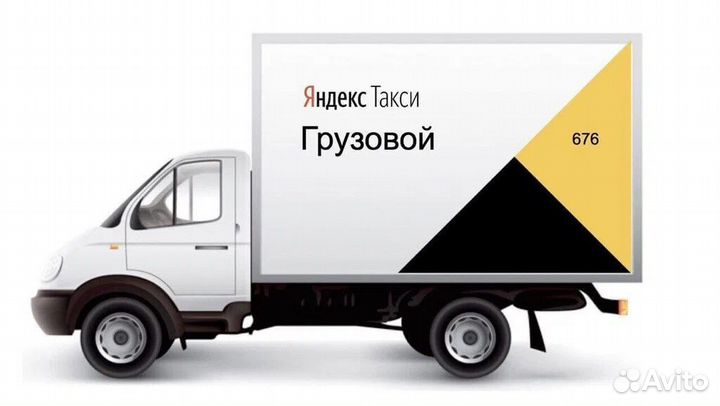 Водитель со своим грузовым авто