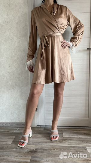 Атласное бежевое платье с перьями