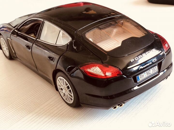 Модель коллекционная 1/18 Porsche Panamera 4s