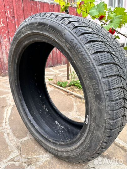 Triangle Snowlink TWT02 235/45 R18