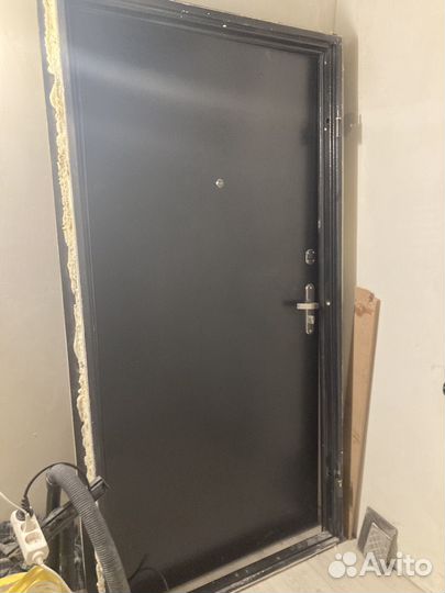 Дверь входная металлическая б/у