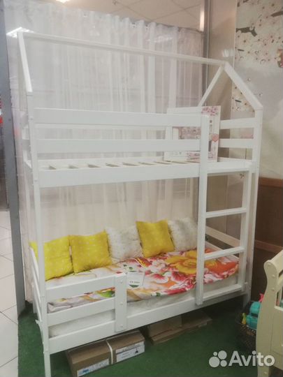 Кровать домик из массива