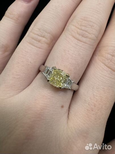 Кольцо с желтым бриллиантом 