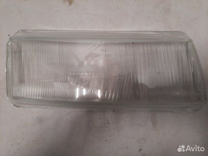 Стекло фары правой Volkswagen Passat B4