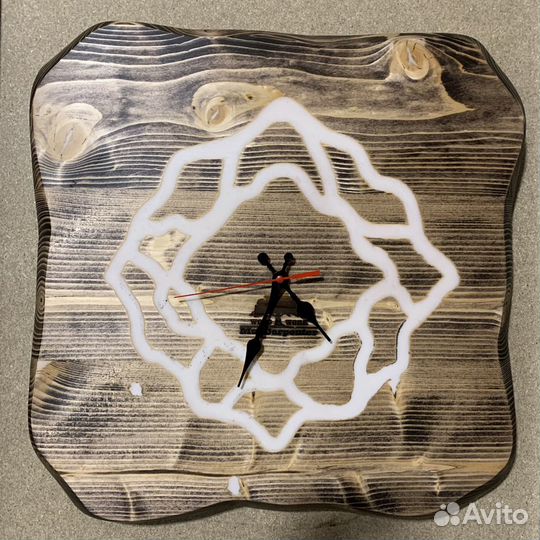 Настенные часы из массива со смолой