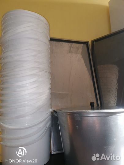 Пластмассовое ведро / стеллажи нержавейка