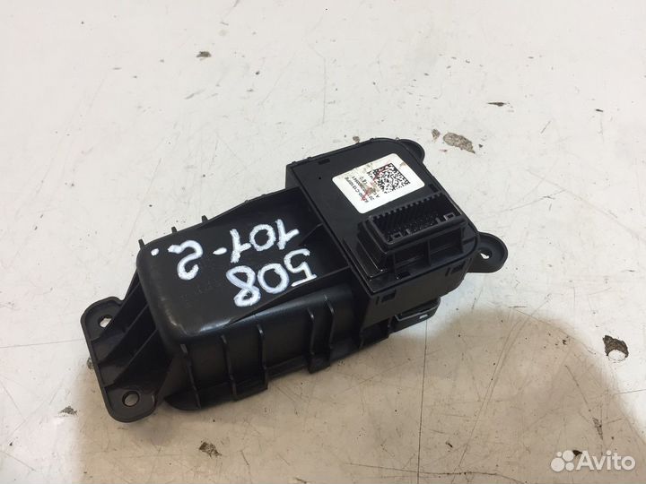 Кнопка фиксатора стояночного тормоза