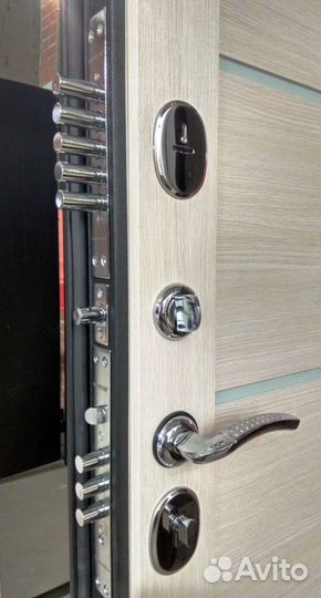 Дверь металлическая в квартиру входная
