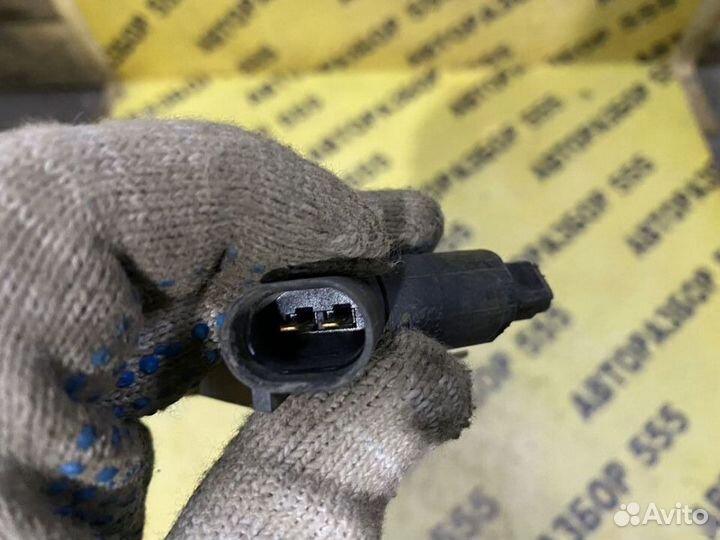 Датчик ABS передний правый Skoda Octavia A4