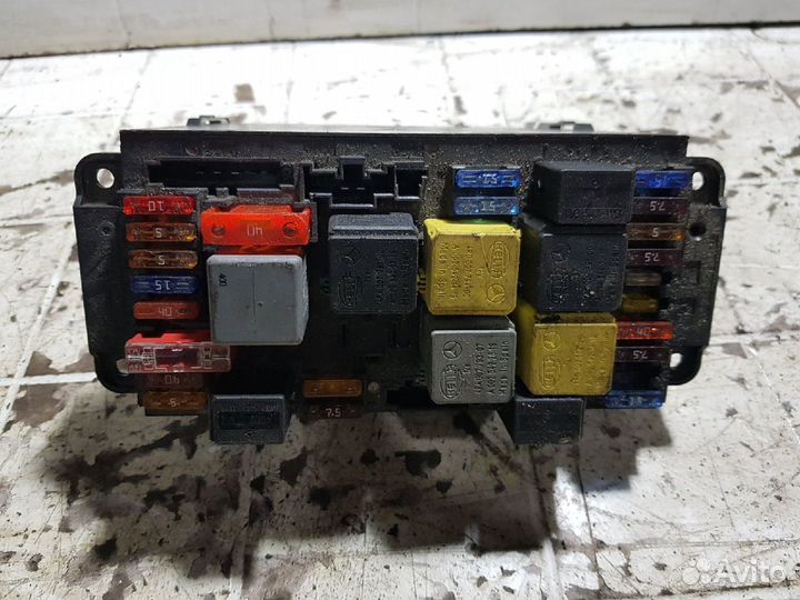 Блок предохранителей (реле) Mercedes-Benz C 320