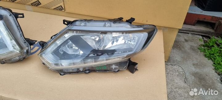 Фара передняя правая левая X-Trail T32 лед