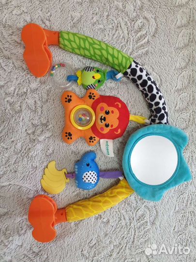 Дуга с игрушками жирафики