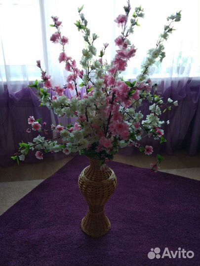 Плетеная ваза с ветками сакуры