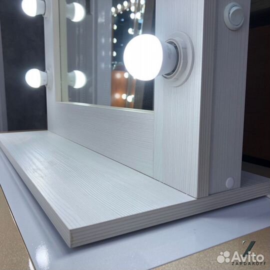 Гримерное зеркало на подставке