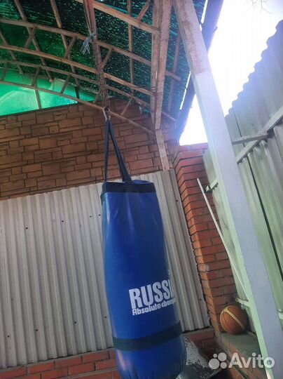 Боксерская груша и боксёрские перчатки