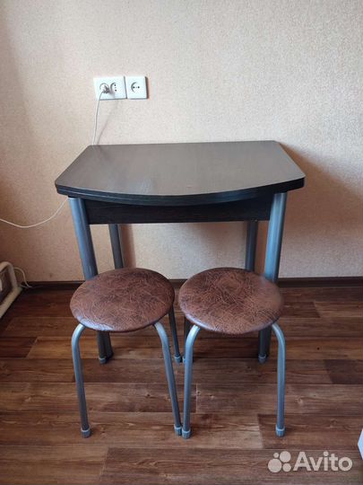 Кухонный стол раскладной и табуретки
