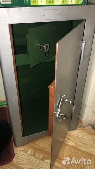 Сейф с ключом