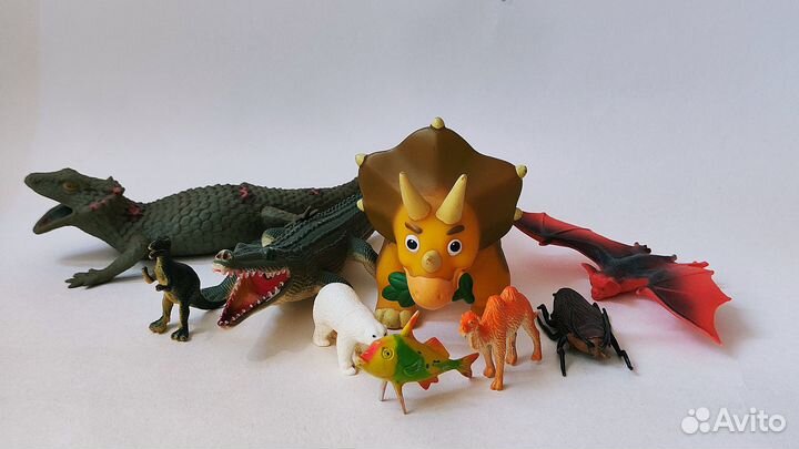 Кроватка для кукол, синтезатор/пианино, игрушки