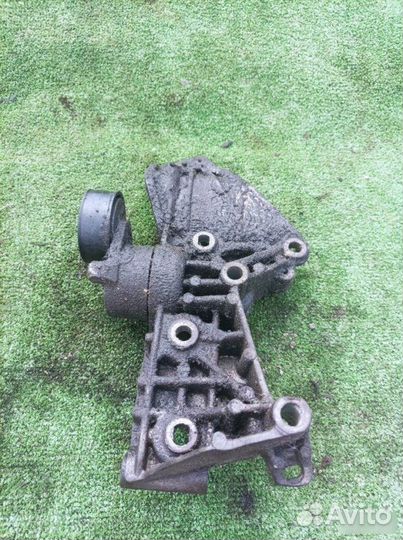 Кронштейн генератора Renault Fluence 2011