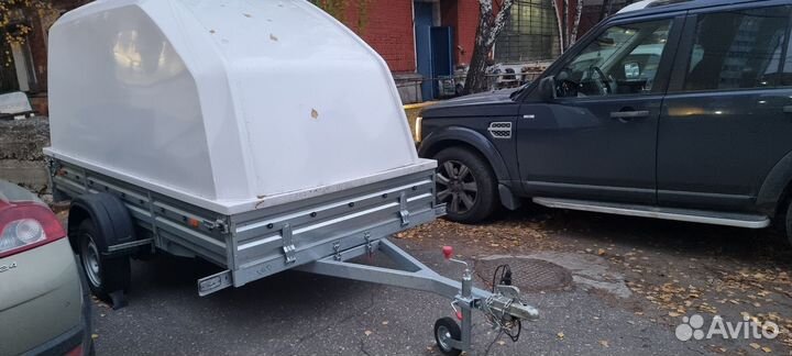 Автомобильный прицеп с пластиковой крышкой