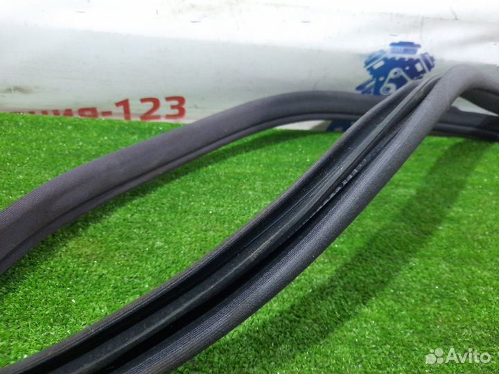 Уплотнитель двери передний Mercedes E320 W211