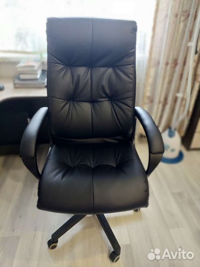 Офисное кожаное кресло руководителя