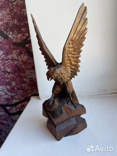 Статуэтка орла дерево