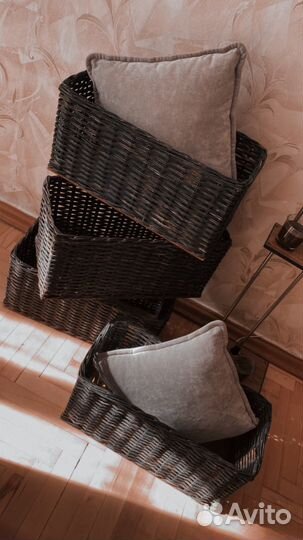 Полка подвесная под телевизор с плетеными ящиками