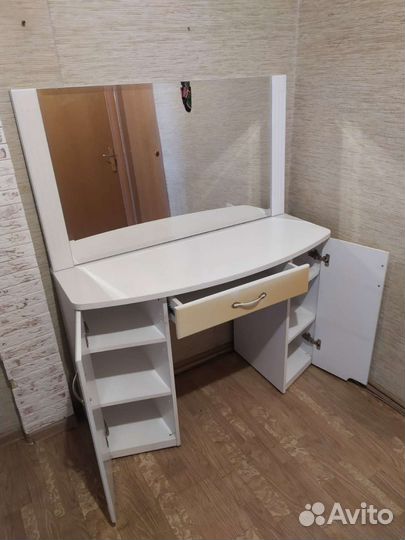 Туалетный столик с зеркалом белый